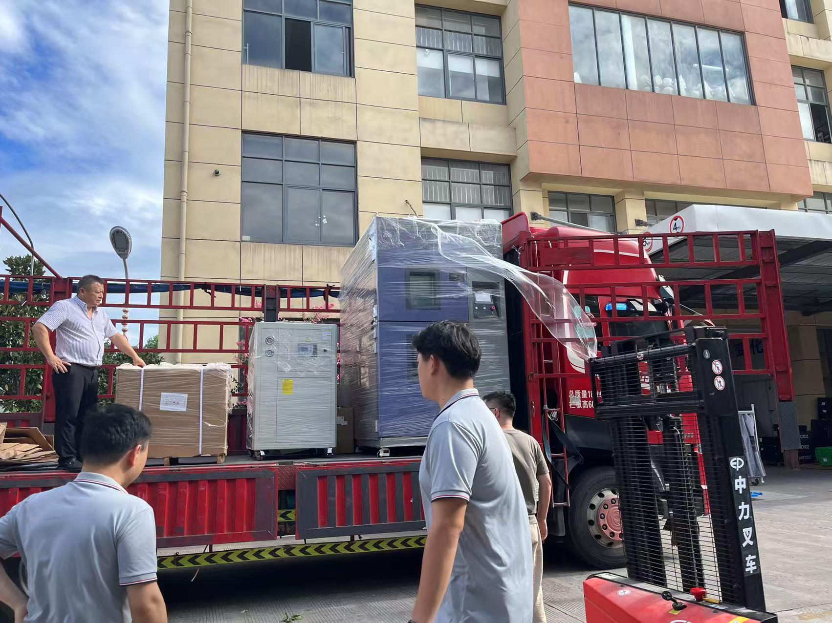 b5cadc83b638149114321e334d51284.jpg 溫度沖擊試驗箱等五臺設備發(fā)往客戶現(xiàn)場
